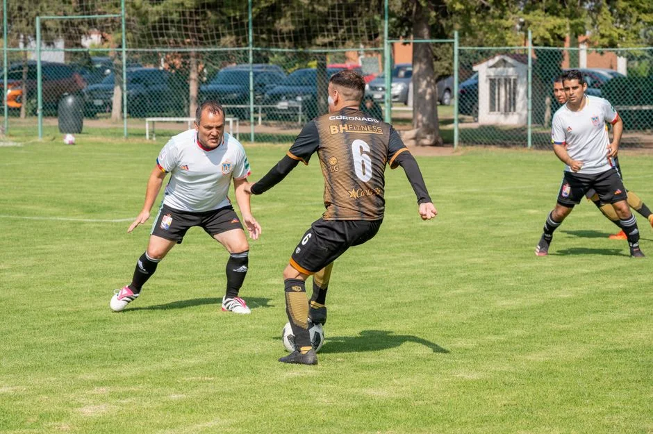 国足热身赛前锋线重组解析：伊万科维奇的首发思路揭秘
